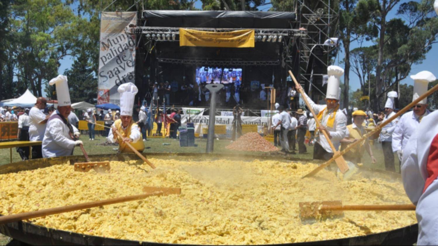 Pigüé celebra sus 141 años con la Fiesta de la Omelette Gigante y la música de Amar Azul