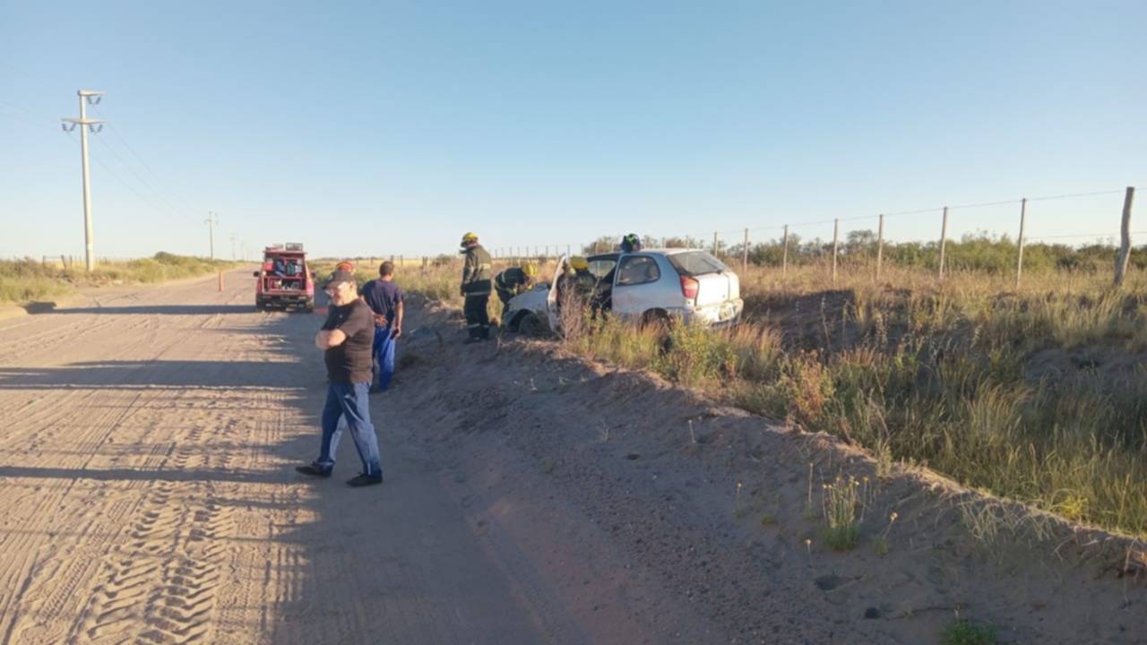 Patagones: un auto se despistó en camino de acceso a la Villa 7 de marzo