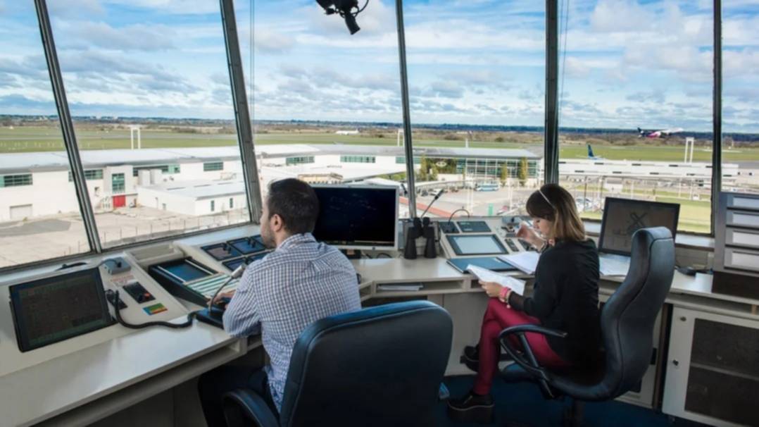 Controladores aéreos preparan medidas de fuerza que pueden afectar los vuelos en las fiestas