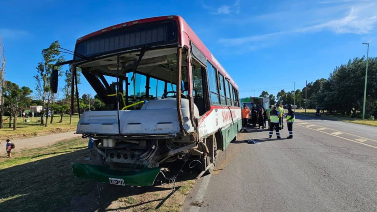 Fuerte choque entre un camión y un colectivo en Láinez y Juan Manuel de Rosas