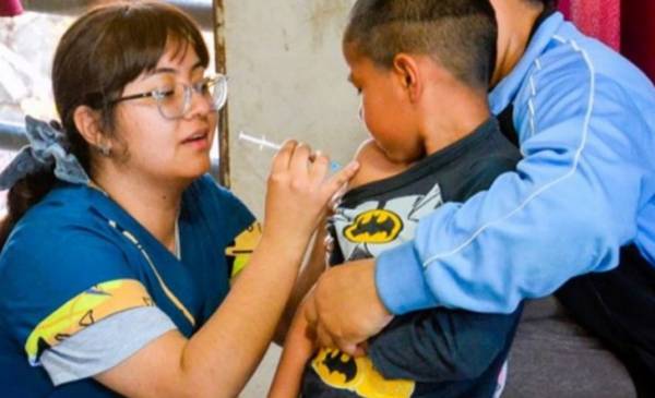 Aumentan los casos de coqueluche en Argentina: Gobierno recomienda vacunación