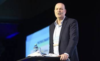 Sturzenegger equiparó a los viñateros mendocinos con "Chiqui" Tapia