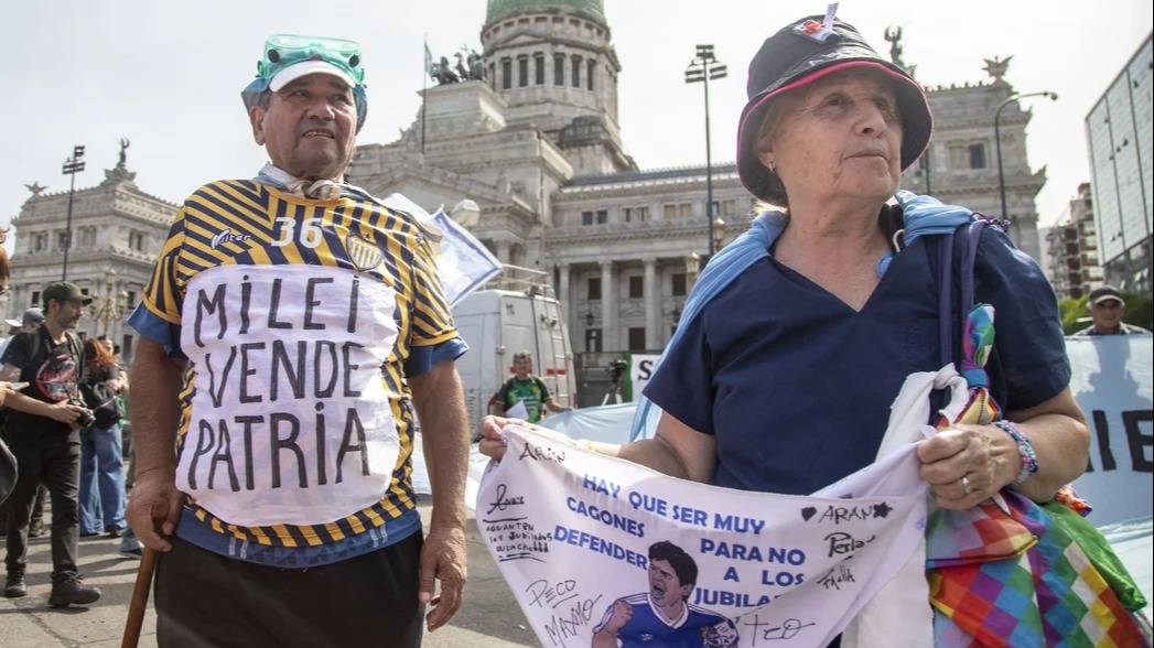 Incidentes en la marcha de jubilados: golpes y tironeos con la Policía