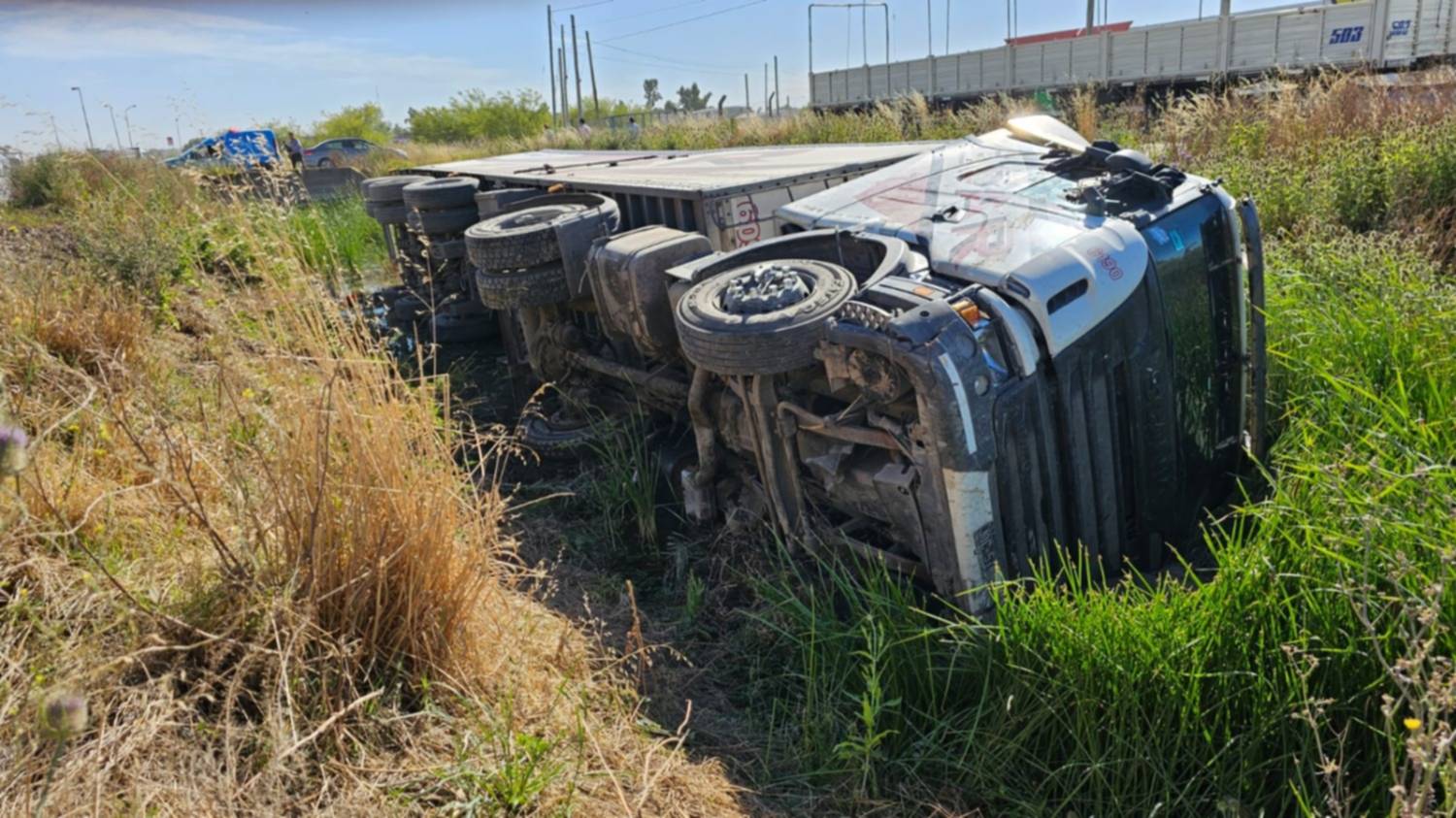 Volcó un camión en Don Bosco y la ruta 33: el conductor dio positivo de cocaína