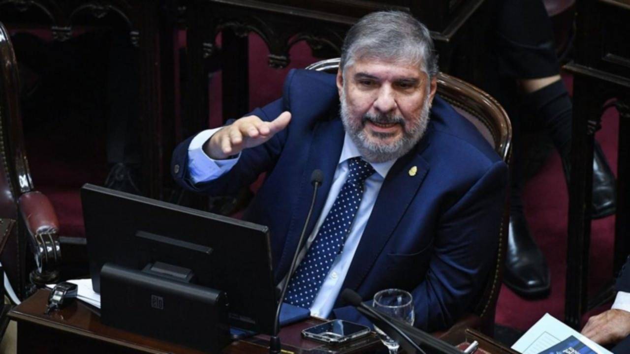 Mayans cuestionó la reforma laboral y afirmó que desafía la Constitución