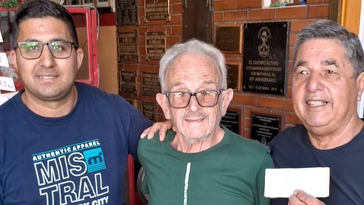 Por su cumpleños, aceptó solo dinero como regalo y luego lo donó a Bomberos