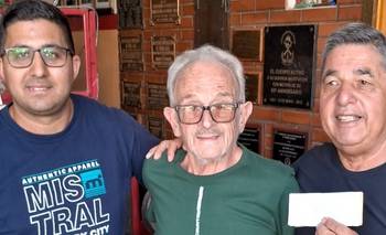 Por su cumpleños, aceptó solo dinero como regalo y luego lo donó a Bomberos