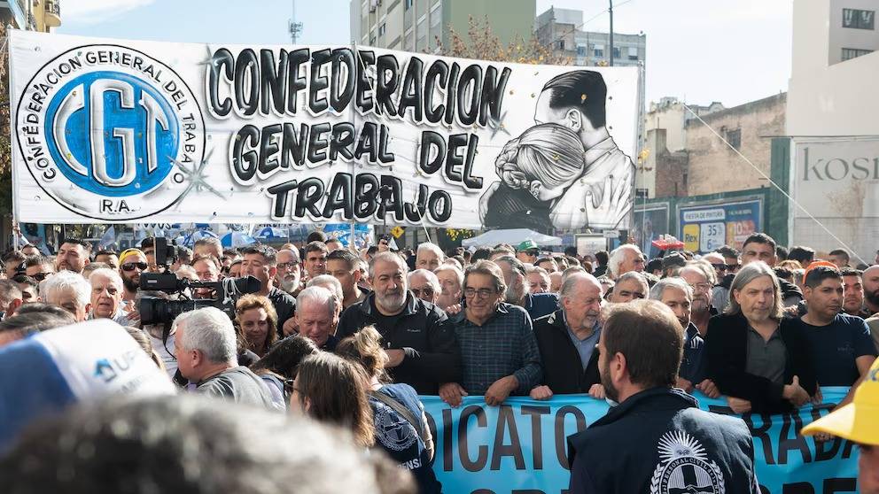 Marcha de la CGT contra la reforma laboral: los manifestantes se movilizan hacia la Plaza de Mayo