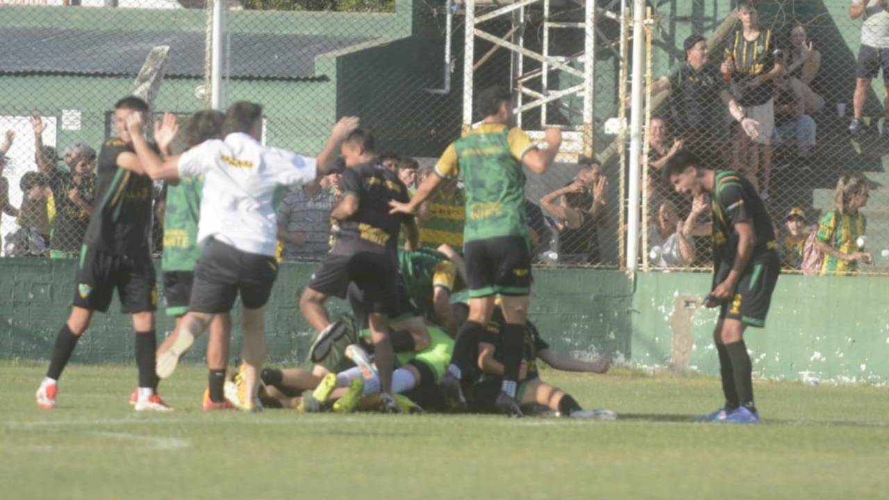 Promoción: con incidentes en la previa, Comercial le ganó a San Francisco 3 a 1 y forzó otro partido