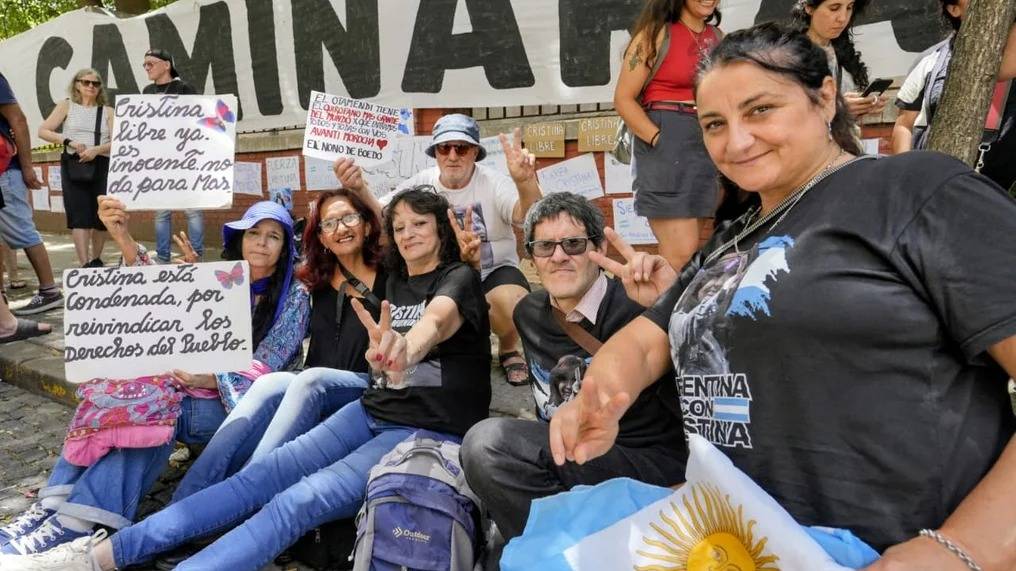 La salud de Cristina Kirchner: militantes hicieron una vigilia y acampan en el Sanatorio Otamendi