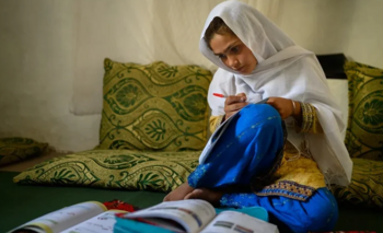 Una niña afgana estudiando en su casa ganó el premio Unicef a la mejor foto del año
