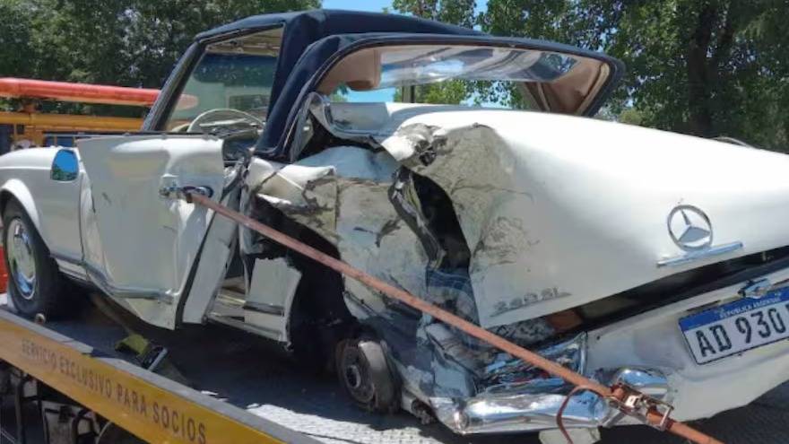 Un auto de colección valuado en 180 mil dólares chocó en Panamericana y quedó destruido