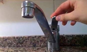 Vecinos protestaron por la falta de agua y los desbordes cloacales