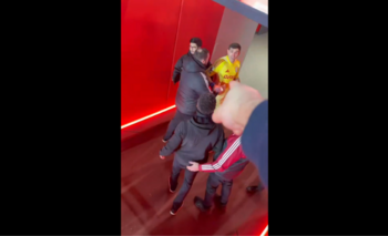 Video: el tenso cruce del “Dibu” Martínez con hinchas del Arsenal